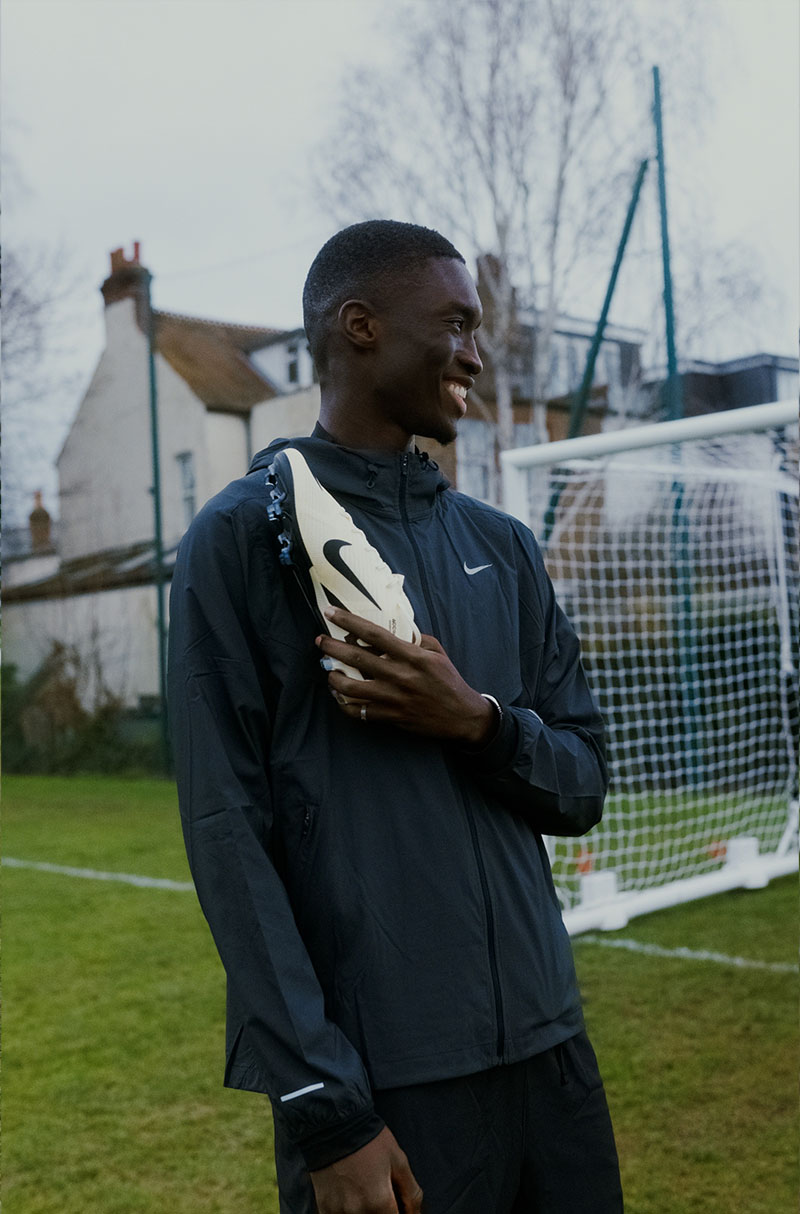 Pape Daouda Diong souriant sur le terrain d'entrainement de Chelsea Pape Daouda Diong souriant sur un terrain d'entraînement de Chelsea, mettant en avant une paire de Nike.