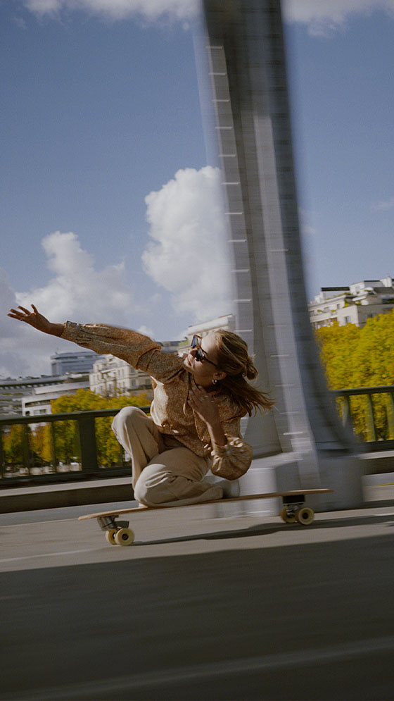 Antonine sous le pont de Bir-Hakeim, Paris Antonine sous le pont de Bir-Hakeim à Paris, tenant son longboard.