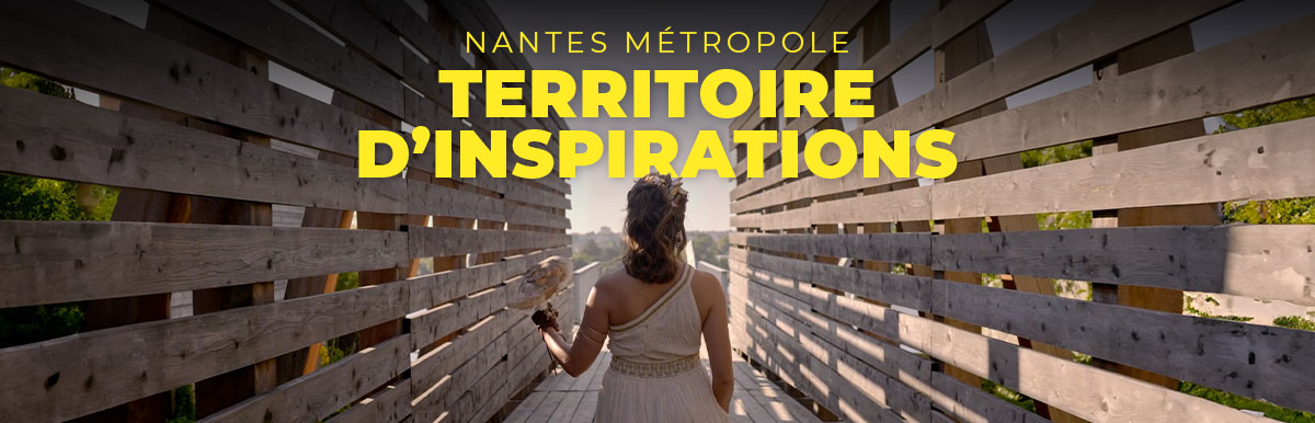 Femme de dos dans sur le belvédère de L'Hermitage , tirée du film "Nantes Territoire d'Inspirations", par Great Plains Productions, agence de production audiovisuelle à Nantes.
