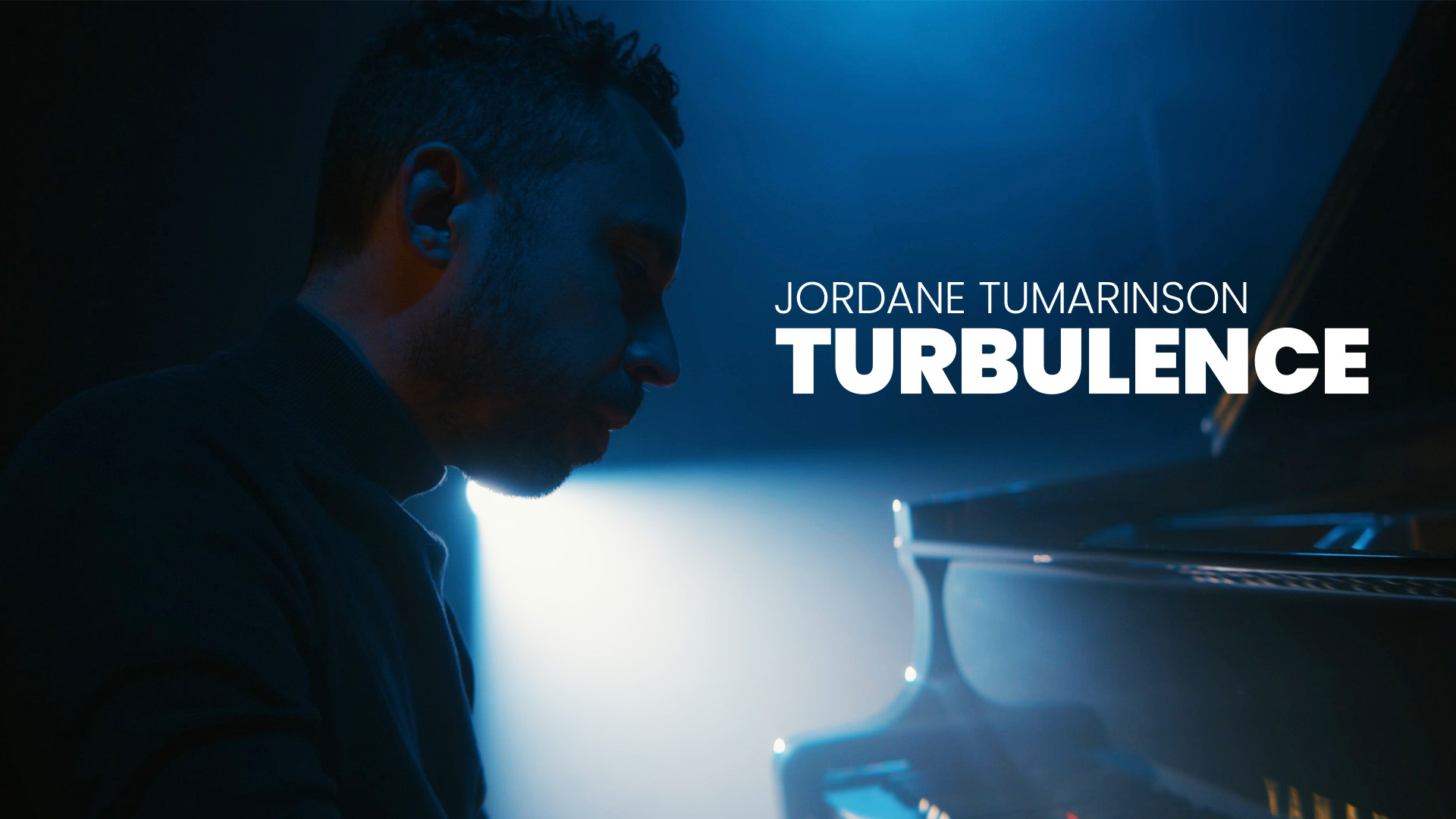 Portrait de profil de Jordane Tumarinson au piano, image titre du clip Turbulence, extrait de l'album Ocean (Naïve).